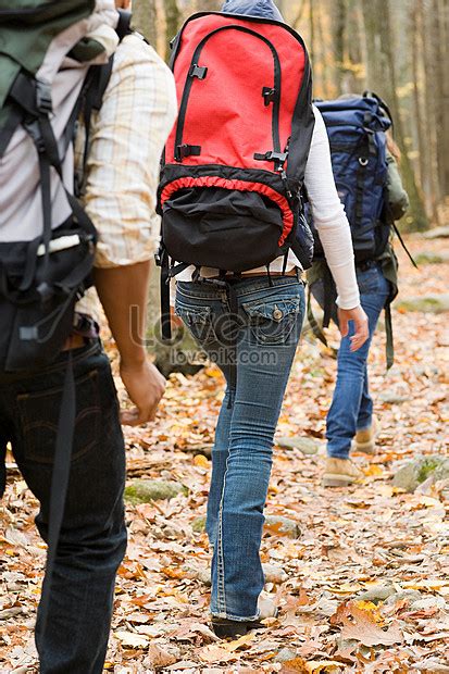 Joven Caminando Por El Bosque Foto Descarga Gratuita Hd Imagen De Foto Lovepik