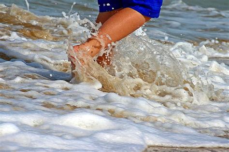 Feet Legs Sand Water Wave Go Spray Barefoot Walk Splash Foam