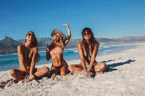 Porträt Von Jungen Freundinnen Im Bikini Am Sandstrand Schöne Junge Frauen Genießen Den Urlaub