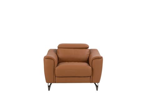 Golden brown and mocha brown cow leather and natural warm brown teak wood. Leather Armchair Golden Brown NARWIK | Beliani.fr