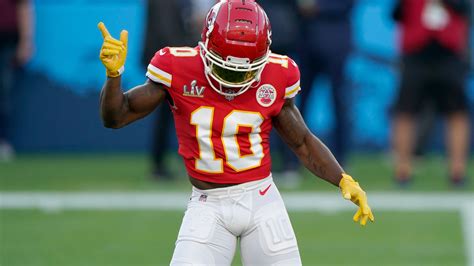Tyreek Hill Proposes To Girlfriend Keeta Vaccaro On Fourth Of July