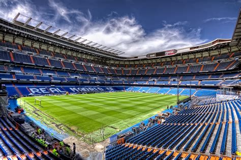 Het stadion van de koninklijken, of terwijl real madrid, heet het 'estadio santiago bernabéu'. Santiago Bernabéu - Info-stades