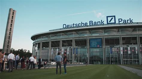 Der deutsche bank park in der wirtschaftsmetropole frankfurt am main dient nicht nur als fußballarena von eintracht frankfurt, sondern auch als exklusive eventlocation. Montage der Wortbildmarke Deutsche Bank Park - Making of ...