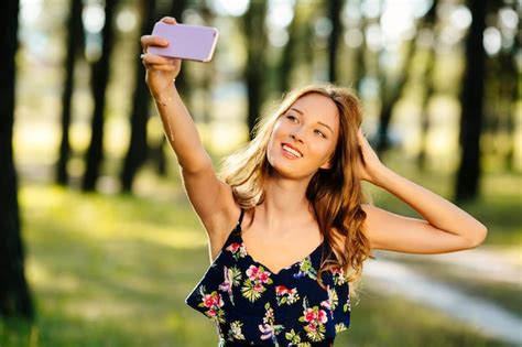 Chica Feliz Hace Selfie En Un Teléfono Inteligente Foto Gratis