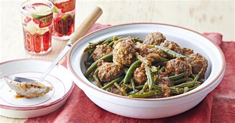 My personal middle eastern craze continues with this middle eastern lamb burger recipe. One pot slow-cooked Middle Eastern lamb porcupine meatballs