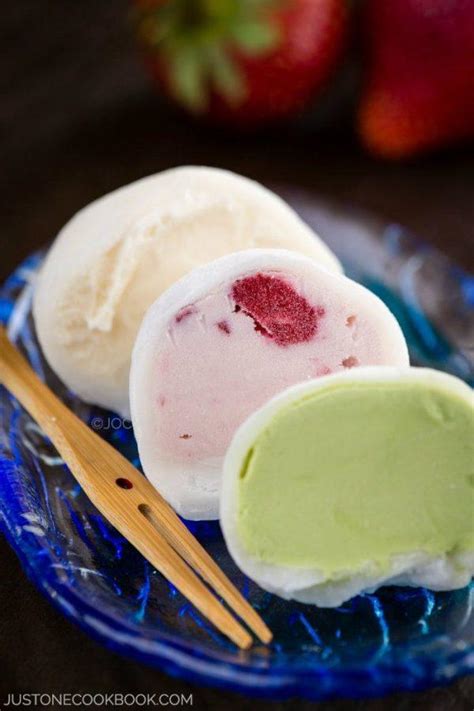Choose from rich dark chocolate, strawberry or a simple vanilla. Mochi Ice Cream もちアイス • Just One Cookbook