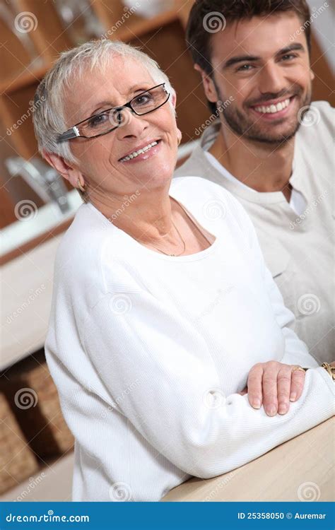 Jonge Man Met Oudere Vrouw Stock Foto Afbeelding Bestaande Uit Vrouwen