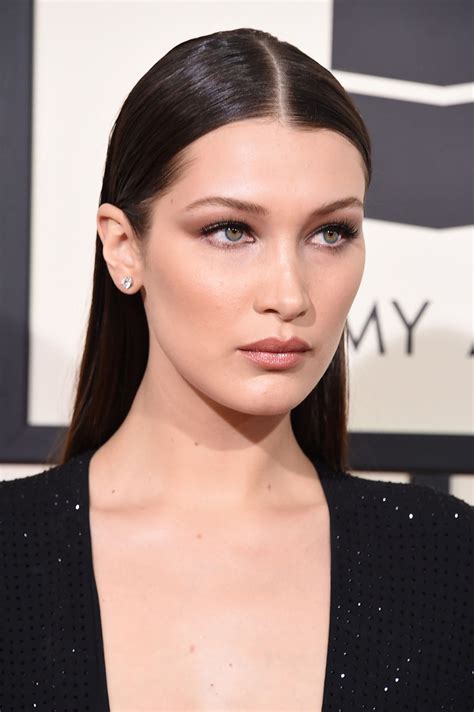 bella hadid grammys 2016 makeup vincent oquendo used eyeshadow for bigger lips glamour