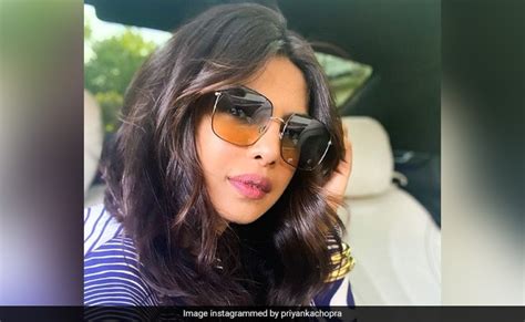 Selfie Pro Priyanka Chopra Shows The Internet How Its Done