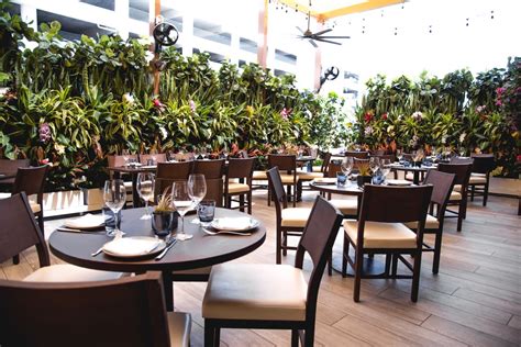Dining Al Fresco At Aventura Mall Rooftop Restaurant Design High Top