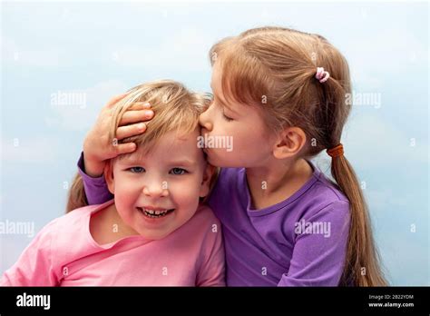 Küsschen Kinder Fotos Und Bildmaterial In Hoher Auflösung Alamy