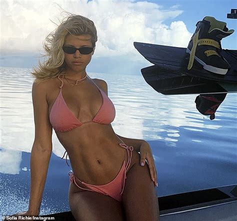 Sofia Richie Flaunts Her Envy Inducing Abs In A Tiny Pink Bikini In