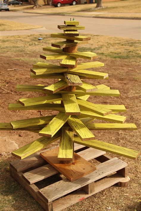 A Pallet Wood Christmas Tree Pallet Xmas Ideas Pallet Wood Christmas