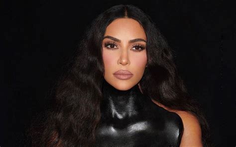 Kim Kardashian Modela Su Colección De Trajes De Baño Por Primera Vez Chic Magazine