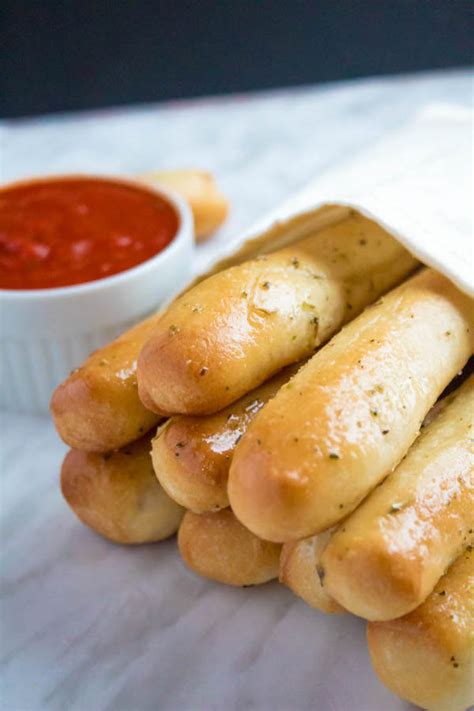 Homemade Garlic Butter Breadsticks ~ Recipe Queenslee Appétit