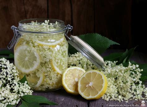 Questa buonissima ricetta ci permette di fare in casa un ottima bevanda da diluire che ci allieterà tutta l'. Sciroppo di sambuco ricetta per farlo in casa | Sciroppo ...