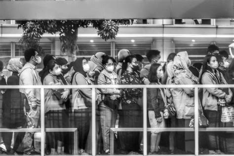 Monomad Challenge The Phenomenon Of Long Queues For Transjakarta Passengers Neoxian City
