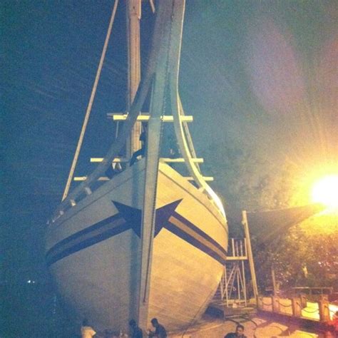 An afternoon at this beautiful sea front on the west coast of malaysia, home to her biggest port and main gateway by sea. Tanjung Harapan North Port Klang - Beach