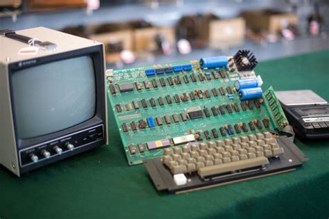 Rare Apple 1 Computer Sold In German Auction House For £100000 Metro