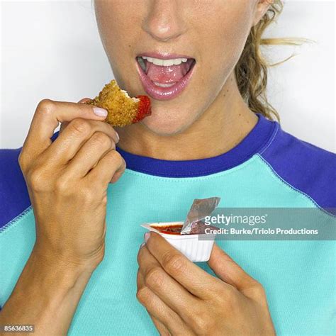 Women Eating Chicken Photos Et Images De Collection Getty Images