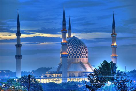 Luas lahan perkebunan sawit di malaysia juga sangat besar yang mencapai 5,35 juta hektare dan menjadi yang terbesar kedua di dunia. 10 Masjid yang Tercantik di Malaysia | khalifahBumi