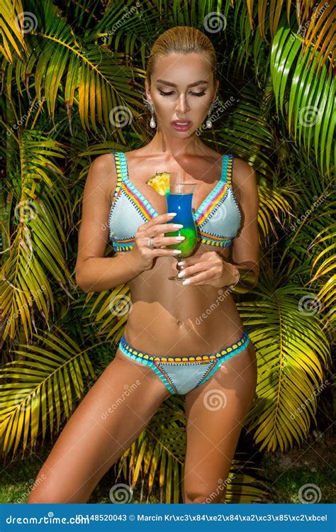 Ongelooflijk Mooi Sexy Meisjesmodel In Een Bikini Op Het Blonde Strand Hot Sex Picture