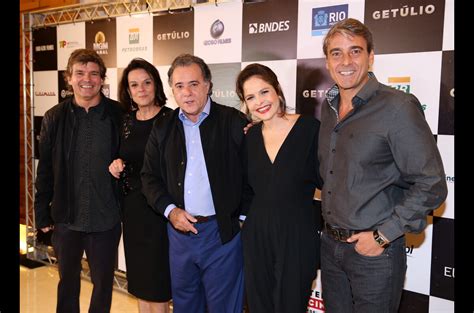 Foto Drica Moraes posa com elenco de Getúlio filme protaonizado por Tony Ramos no longa a