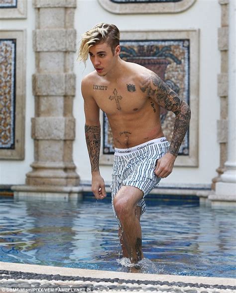 Justin Bieber Shows Off His Toned Torso In Versace Mansion Pool On Miami Break Daily Mail Online