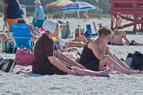 Amish Woman On Beach In Sarasota Fl There Is A Thriving Flickr