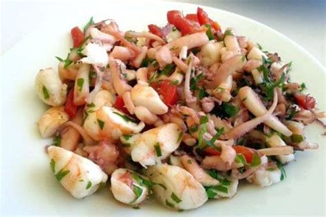 Süper ve çok lezzetli bir yemek tarifi olan ahtapot salatası yapıyoruz. Ahtapot Salatası | Yemek Tarifi, 2020 | Yemek tarifleri ...