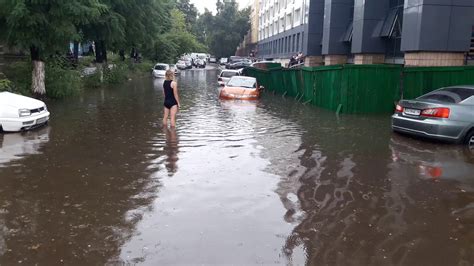 Киев, вторник 06 июля 2021 20:38. Потоп на улице Шутова в Киеве сегодня после дождя ...