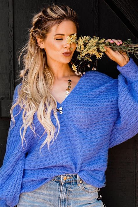 Blue Sweater Amber Fillerup Clark Actress Hairstyles Barefoot