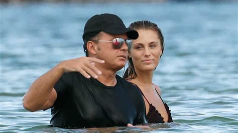 People will forever be interested because luis miguel was estranged from his firstborn for years after she was born in 1989, but they. Captan a Luis Miguel dando tremendo arrimón a su novia de ...