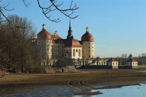 Das heutige rote haus ist ein nachbau des um 1900 erbauten roten badehauses am dippelsdorfer teich bei moritzburg/dresden. Schloss Moritzburg - 2020 Alles wat u moet weten VOORDAT ...