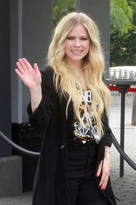 Hope this makes you laugh as hard as it's made my friends and i laugh all week. Avril Lavigne - Visits "Extra" 02/27/2019 • CelebMafia