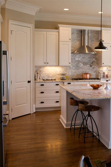 The clean lines of shaker cabinets paired with matte black is another popular choice of hardware for white shaker cabinets. White Kitchen Cabinets With Black Hardware | Countertopsnews