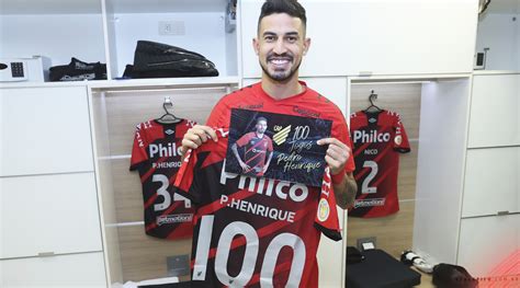 Athletico Paranaense Site Oficial Pedro Henrique Recebeu Homenagem Pelos 100 Jogos Com A