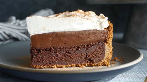 I noticed that a few reviews stated that it wouldn't fit in a pie pan, but the recipe states that it should go into a 9x13 pan. Mississippi Mud Pie Recipe - NYT Cooking