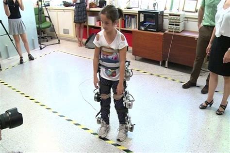 'Robots' que ayudan a andar a niños con paraplejia