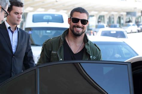 Foto Cau Reymond Sorri Para O Paparazzo No Aeroporto Purepeople