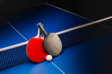 Raket Ping Pong Dan Bola Di Atas Meja Biru Dengan Jaring Foto Stok Unduh Gambar Sekarang Istock