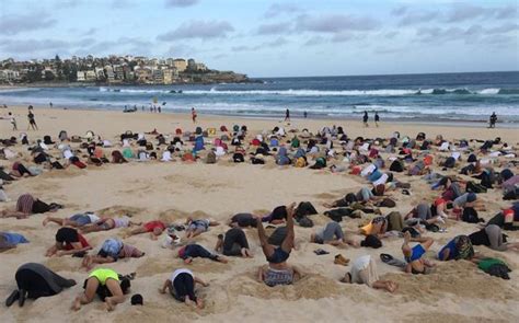400 Australians Bury Heads In Bondi Sand In Canny Tony