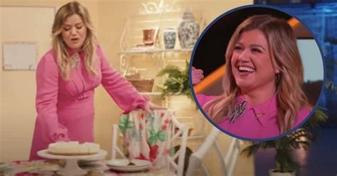 Kelly Clarkson Performs Medley Of Golden Girls Cheers Full House