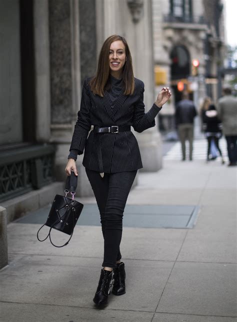 sydne style shows all black outfit ideas in belted blazer and skinny jeans in nyc sydne style