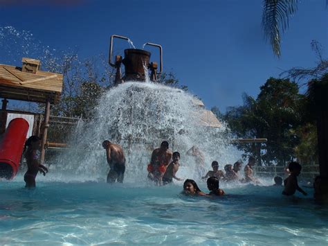 The park is very different from most, it is in an urban area, with shopping, restaurants and people watching. Como é o Hot Park, em Caldas Novas | Viajar hei - Relatos ...