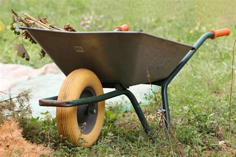 7 Best Garden Wheelbarrows Reviewed With Easy Guide