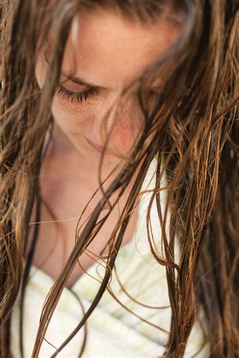 Closeup Of A Young Woman With Wet Hair Looking Down Del Colaborador