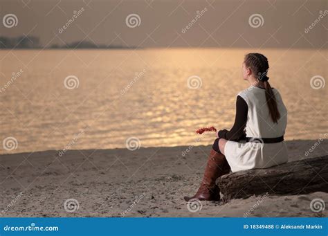 Mujer Sola Que Se Sienta En Costa Del Lago Fotos De Archivo Libres De