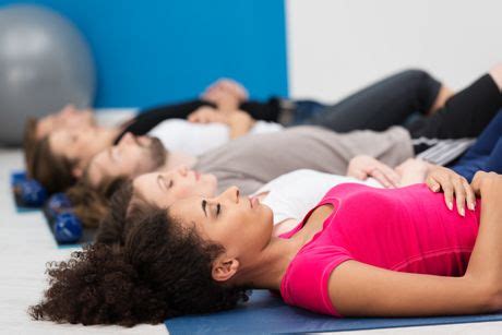 Kurse in autogenem training helfen dabei, eine entspannungsmethode zu erlernen, die vor dem schlafengehen praktiziert werden kann und so einen ruhigeren schlaf ermöglicht. Autogenes Training: Übungen für innere Ruhe