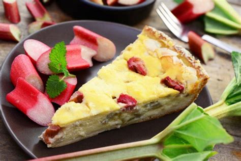 Ihn dann aus der form lösen und auf eine tortenplatte stetzen. Rhabarberkuchen mit Pudding - Rezept | Rezept ...